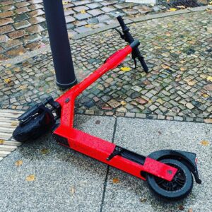 Sascha Lobo Instagram - Mein neues Hobby beim täglichen Morgenspaziergang: Umgeworfene E-Scooter und Mietfahrräder wieder aufstellen. Bin inzwischen Wiederaufstellungsprofi mit guten Chancen auf die Europameisterschaft, weil ich jeden Tag üben kann (alle Fotos nur von heute früh). Was für Knalldackel, die E-Scooter immer wieder absichtlich umwerfen und so Stolperfallen für weniger gut sehende und unachtsame Leute schaffen. Oder kaum überwindbare Hindernisse für Kinderwägen und Rollstühle. Auch diejenigen, die ihr Gerät arschlochhaft abstellen, tragen eine Mitverantwortung – aber über die Umschubser kann ich etwas Aberwitziges erzählen. 
Als ich im Spätsommer mal sehr, sehr früh spazieren ging, beobachtete ich ein paar (erwachsene) Betrunkene beim Liveumschubsen. Natürlich habe ich umgehend angefangen, sie übel zu beschimpfen, woraufhin sie mir in rechtfertigendem Ton ihre Motivation mitteilten: Gegen den Kapitalismus. 
Auf dem Diskoheimweg besoffen E-Scooter umschubsen gegen den Kapitalismus, während sie geile zweihundertfünfzig-Euro-Sneaker trugen und jede Menge Fashionbrand-Krempel ohnehin. Finde ja super, dass sich Leute politisch engagieren, und auch wenn ich persönlich für die soziale Marktwirtschaft bin – offensive Kapitalismuskritik wird immer gebraucht. Aber E-Scooter umschubsen gegen den Kapitalismus, das ist ungefähr wie Eiswürfel klauen gegen den Klimawandel. #escooter #kapitalismuskritik #berlin #stadtspaziergang