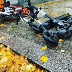 Sascha Lobo Instagram - Mein neues Hobby beim täglichen Morgenspaziergang: Umgeworfene E-Scooter und Mietfahrräder wieder aufstellen. Bin inzwischen Wiederaufstellungsprofi mit guten Chancen auf die Europameisterschaft, weil ich jeden Tag üben kann (alle Fotos nur von heute früh). Was für Knalldackel, die E-Scooter immer wieder absichtlich umwerfen und so Stolperfallen für weniger gut sehende und unachtsame Leute schaffen. Oder kaum überwindbare Hindernisse für Kinderwägen und Rollstühle. Auch diejenigen, die ihr Gerät arschlochhaft abstellen, tragen eine Mitverantwortung – aber über die Umschubser kann ich etwas Aberwitziges erzählen. 
Als ich im Spätsommer mal sehr, sehr früh spazieren ging, beobachtete ich ein paar (erwachsene) Betrunkene beim Liveumschubsen. Natürlich habe ich umgehend angefangen, sie übel zu beschimpfen, woraufhin sie mir in rechtfertigendem Ton ihre Motivation mitteilten: Gegen den Kapitalismus. 
Auf dem Diskoheimweg besoffen E-Scooter umschubsen gegen den Kapitalismus, während sie geile zweihundertfünfzig-Euro-Sneaker trugen und jede Menge Fashionbrand-Krempel ohnehin. Finde ja super, dass sich Leute politisch engagieren, und auch wenn ich persönlich für die soziale Marktwirtschaft bin – offensive Kapitalismuskritik wird immer gebraucht. Aber E-Scooter umschubsen gegen den Kapitalismus, das ist ungefähr wie Eiswürfel klauen gegen den Klimawandel. #escooter #kapitalismuskritik #berlin #stadtspaziergang