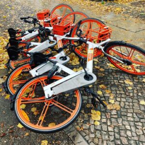 Sascha Lobo Instagram - Mein neues Hobby beim täglichen Morgenspaziergang: Umgeworfene E-Scooter und Mietfahrräder wieder aufstellen. Bin inzwischen Wiederaufstellungsprofi mit guten Chancen auf die Europameisterschaft, weil ich jeden Tag üben kann (alle Fotos nur von heute früh). Was für Knalldackel, die E-Scooter immer wieder absichtlich umwerfen und so Stolperfallen für weniger gut sehende und unachtsame Leute schaffen. Oder kaum überwindbare Hindernisse für Kinderwägen und Rollstühle. Auch diejenigen, die ihr Gerät arschlochhaft abstellen, tragen eine Mitverantwortung – aber über die Umschubser kann ich etwas Aberwitziges erzählen. 
Als ich im Spätsommer mal sehr, sehr früh spazieren ging, beobachtete ich ein paar (erwachsene) Betrunkene beim Liveumschubsen. Natürlich habe ich umgehend angefangen, sie übel zu beschimpfen, woraufhin sie mir in rechtfertigendem Ton ihre Motivation mitteilten: Gegen den Kapitalismus. 
Auf dem Diskoheimweg besoffen E-Scooter umschubsen gegen den Kapitalismus, während sie geile zweihundertfünfzig-Euro-Sneaker trugen und jede Menge Fashionbrand-Krempel ohnehin. Finde ja super, dass sich Leute politisch engagieren, und auch wenn ich persönlich für die soziale Marktwirtschaft bin – offensive Kapitalismuskritik wird immer gebraucht. Aber E-Scooter umschubsen gegen den Kapitalismus, das ist ungefähr wie Eiswürfel klauen gegen den Klimawandel. #escooter #kapitalismuskritik #berlin #stadtspaziergang