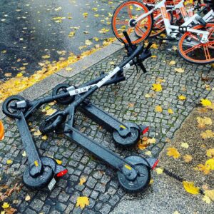 Sascha Lobo Instagram - Mein neues Hobby beim täglichen Morgenspaziergang: Umgeworfene E-Scooter und Mietfahrräder wieder aufstellen. Bin inzwischen Wiederaufstellungsprofi mit guten Chancen auf die Europameisterschaft, weil ich jeden Tag üben kann (alle Fotos nur von heute früh). Was für Knalldackel, die E-Scooter immer wieder absichtlich umwerfen und so Stolperfallen für weniger gut sehende und unachtsame Leute schaffen. Oder kaum überwindbare Hindernisse für Kinderwägen und Rollstühle. Auch diejenigen, die ihr Gerät arschlochhaft abstellen, tragen eine Mitverantwortung – aber über die Umschubser kann ich etwas Aberwitziges erzählen. 
Als ich im Spätsommer mal sehr, sehr früh spazieren ging, beobachtete ich ein paar (erwachsene) Betrunkene beim Liveumschubsen. Natürlich habe ich umgehend angefangen, sie übel zu beschimpfen, woraufhin sie mir in rechtfertigendem Ton ihre Motivation mitteilten: Gegen den Kapitalismus. 
Auf dem Diskoheimweg besoffen E-Scooter umschubsen gegen den Kapitalismus, während sie geile zweihundertfünfzig-Euro-Sneaker trugen und jede Menge Fashionbrand-Krempel ohnehin. Finde ja super, dass sich Leute politisch engagieren, und auch wenn ich persönlich für die soziale Marktwirtschaft bin – offensive Kapitalismuskritik wird immer gebraucht. Aber E-Scooter umschubsen gegen den Kapitalismus, das ist ungefähr wie Eiswürfel klauen gegen den Klimawandel. #escooter #kapitalismuskritik #berlin #stadtspaziergang