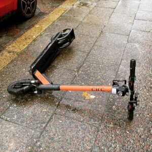 Sascha Lobo Instagram - Mein neues Hobby beim täglichen Morgenspaziergang: Umgeworfene E-Scooter und Mietfahrräder wieder aufstellen. Bin inzwischen Wiederaufstellungsprofi mit guten Chancen auf die Europameisterschaft, weil ich jeden Tag üben kann (alle Fotos nur von heute früh). Was für Knalldackel, die E-Scooter immer wieder absichtlich umwerfen und so Stolperfallen für weniger gut sehende und unachtsame Leute schaffen. Oder kaum überwindbare Hindernisse für Kinderwägen und Rollstühle. Auch diejenigen, die ihr Gerät arschlochhaft abstellen, tragen eine Mitverantwortung – aber über die Umschubser kann ich etwas Aberwitziges erzählen. 
Als ich im Spätsommer mal sehr, sehr früh spazieren ging, beobachtete ich ein paar (erwachsene) Betrunkene beim Liveumschubsen. Natürlich habe ich umgehend angefangen, sie übel zu beschimpfen, woraufhin sie mir in rechtfertigendem Ton ihre Motivation mitteilten: Gegen den Kapitalismus. 
Auf dem Diskoheimweg besoffen E-Scooter umschubsen gegen den Kapitalismus, während sie geile zweihundertfünfzig-Euro-Sneaker trugen und jede Menge Fashionbrand-Krempel ohnehin. Finde ja super, dass sich Leute politisch engagieren, und auch wenn ich persönlich für die soziale Marktwirtschaft bin – offensive Kapitalismuskritik wird immer gebraucht. Aber E-Scooter umschubsen gegen den Kapitalismus, das ist ungefähr wie Eiswürfel klauen gegen den Klimawandel. #escooter #kapitalismuskritik #berlin #stadtspaziergang
