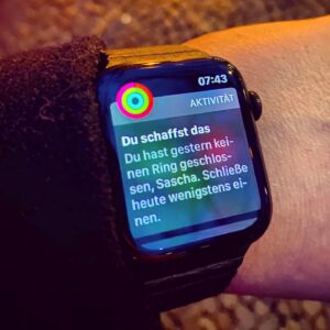 Sascha Lobo Instagram - „Du hast gestern exakt nix geschafft, du fauler Knalldackel!“ Am Ersten Weihnachtsfeiertag kommt die Apple Watch maximal passiv-aggressiv rüber. #applewatch #apple