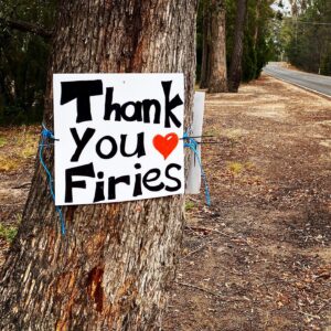 Sascha Lobo Instagram - Danke, Feuerwehries, ein Schild vor einer Farm, überall zeigen die Leute hier, wie dankbar sie für die Hilfe sind. Für „Firies“ ist es im Moment gar nicht so einfach, einen Laden zu finden, in dem sie für einen Kaffee bezahlen dürfen. Ein Polizist an einer Straßensperre erzählte mir beinahe überwältigt, dass er zuvor einen Feuerwehrmann aus Kanada durchgelassen habe. Zwei Kilometer hinter dem Schild fangen die verbrannten Gebiete an. #australienbrennt #australien #firefighter #feuerwehr