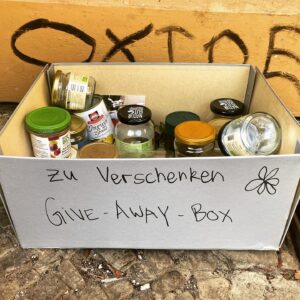 Sascha Lobo Instagram - Das ist ohne Zweifel das Prenzlauerbergste, was ich je sah* — was woanders als Müll gilt, wird hier ausgespült, vor die Tür gestellt und als „Give-Away“ verschenkt. Dieses friedlich bourgeoise Schillern zwischen „ist sinnvoll & super“ und „are you fucking kidding me“. Fehlt eigentlich nur noch eine Spendenbox für „Verfolgte Impfkritiker“ mit der Aufschrift „if you enjoyed this Glasmüll, please consider donating to our upcoming 5G-Covid-Antivaxx-documentary“. *vielleicht auch nur 2. Platz hinter dem Macha-Haferlatte-GAU beim pesca-pescatarischen Springbreak-Brunch von Marcus & Leonie 2017

#prenzlauerberg #berlin #müll #überraschungsmüll