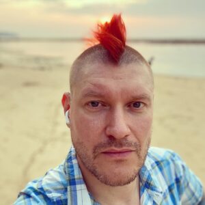 Sascha Lobo Instagram - Sonnenuntergang hinter dem flammenden Iro. 
Idee gut, Umsetzung so mittel - aber dafür habe ich aus Gründen der Fotogrobmotorik so unfassbar viele Fotos besinnungslos in Folge machen müssen, dass auch ein solider Nießvorgang dabei war. Genießt mit!

#thailand #phuket #sonnenuntergang #niessen #mohawk #iro