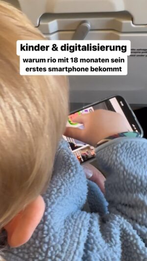 Sascha Lobo Instagram - Rio ist jetzt knapp 18 Monate alt und hat - wie man im Video sieht - das Konzept Touchscreen zumindest grob verstanden (gar nicht ungewöhnlich in diesem Alter übrigens). Deshalb bekommt er heute zu Weihnachten sein erstes Smartphone. Im 21. Jahrhundert stellt sicht die Frage, wie digitale Erziehung aussieht und vor allem, wann sie beginnt. 

Nicht wenige Eltern lehnen das komplett ab nach dem Motto: „Smartphones erst ab 27 Jahren!!! Hashtag Teufelszeug“ Wir haben uns entschlossen, die Kinder so früh wie irgend möglich kontrolliert (naja) an die digitale Welt heranzuführen, weil noch nie jemand etwas durch Ignorieren gelernt hat. 

In den nächsten Monaten möchte ich deshalb hier dokumentieren und erklären, was wir wie (unter Berücksichtigung der aktuellen Studienlage) digital mit unseren Kindern lernen und unternehmen. 
#digitaleerziehung #digitalkids #kinder #smartphone #digitalerziehung