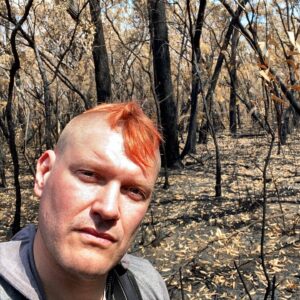 Sascha Lobo Instagram - Ja, ich bin nochmal in die verbrannten Wälder Australiens gefahren. 
Vorher war ich im Bundesstaat Victoria unterwegs, diesmal in New South Wales. Ich will nachvollziehen, wie die Buschbrände sich auswirken, etwas weniger auf die Menschen bezogen, etwas mehr auf die Natur. Leicht abseits der klassischen Berichterstattung. 
In den nächsten Tagen möchte ich hier verschiedene Texte, Fotos und kurze Videos von dieser zweiten Tour veröffentlichen (aber nicht nur). Dieses Foto entstand in Bundanoon in einem Waldstück, das von der Feuerwehr präventiv abgebrannt wurde, als Rettung fast im letzten Moment. (Weil gefragt wurde: Ich bin in Australien einerseits aus privaten Gründen und andererseits für Buch-Recherchen). #australienbrennt #australianbushfires #newsouthwales
