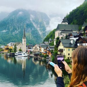Sascha Lobo Instagram - MEHR MUT ZUM MAINSTREAM!

Habe heute für Euch einfach eine Postkarte abfotografiert. 

Also eigentlich ist Hallstatt in Österreich eine begehbare Postkarte, es kommen über anderthalb Millionen Leute im Jahr in dieses 800-Einwohnerdorf, in China wurde Hallstatt in Originalgröße nachgebaut. Iconic also.

Der Ort gehört zu den most instagramable places on earth, und mein erster Reflex war, genau deshalb nicht hinzufahren.

Kennen vermutlich die meisten, diese Regung. AUF KEINEN FALL DER GROSSEN HERDE FOLGEN!!1! Nie tun, was alle tun. 

Wie bescheuert. Also mein, unser Reflex der bemühten Abgrenzung von den Vielen. Etwas nicht zu tun, weil es alle tun, ist meist noch etwas morscher als etwas zu tun, weil es alle tun. Und in beiden Fällen richtet man sich primär nach anderen Leuten.

Also tut einfach, was alle tun und fahrt nach Hallstatt. Es ist ein unfassbares, ikonisches Dorf, Weltkulturerbe völlig zu recht, wunderschön und sehr freundlich. Besonders, wenn man bedenkt, dass hier etwa acht Touristen herkommen - und zwar pro Tag pro Kopf der hier Wohnenden. Jeden Tag, 365 Mal im Jahr. 

#hallstatt #österreich #iconic #weltkulturerbe #mehrmutzummainstream