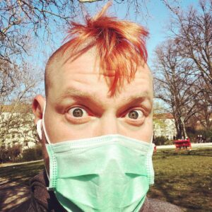 Sascha Lobo Instagram - Auch mal ganz angenehm, dass mich mit der Maske niemand erkennt auf der Straße. 
#corona #covid19 #berlin #maskeauf