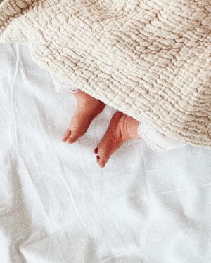 Sascha Lobo Instagram - Willkommen im Leben, 
kleiner Chilly Oscar Otis Lobo! 

Heute, am 17. August um 10.40 Uhr geboren - gesund, so schwer wie ein kleiner Felsen, so hungrig wie ein Löwenrudel und familientypisch bereits mit einer hervorragenden, rauchblond-hellbraunen Frisur auf die Welt gekommen. 

Wie sein inzwischen dreizehneinhalb Monate alter Bruder Rio Emil August Lobo ist auch Chilly der entspannteste, jedoch zugleich süßeste Säugling, den man sich vorstellen kann. 

Sein herzallerliebster Schluckauf-Sound zum Beispiel lässt Zufallspassant*innen vor der Krankenhaustür weinend vor Rührung niederknien. Wir Eltern, @julewasabi und @saschalobo, sind überglücklich und alle inklusive Kindlein wohlauf.