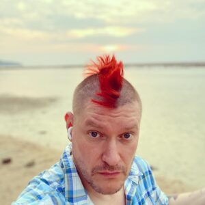 Sascha Lobo Instagram - Sonnenuntergang hinter dem flammenden Iro. 
Idee gut, Umsetzung so mittel - aber dafür habe ich aus Gründen der Fotogrobmotorik so unfassbar viele Fotos besinnungslos in Folge machen müssen, dass auch ein solider Nießvorgang dabei war. Genießt mit!

#thailand #phuket #sonnenuntergang #niessen #mohawk #iro
