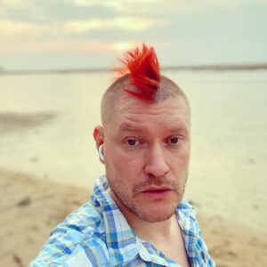 Sascha Lobo Instagram - Sonnenuntergang hinter dem flammenden Iro. 
Idee gut, Umsetzung so mittel - aber dafür habe ich aus Gründen der Fotogrobmotorik so unfassbar viele Fotos besinnungslos in Folge machen müssen, dass auch ein solider Nießvorgang dabei war. Genießt mit!

#thailand #phuket #sonnenuntergang #niessen #mohawk #iro