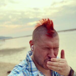 Sascha Lobo Instagram - Sonnenuntergang hinter dem flammenden Iro. 
Idee gut, Umsetzung so mittel - aber dafür habe ich aus Gründen der Fotogrobmotorik so unfassbar viele Fotos besinnungslos in Folge machen müssen, dass auch ein solider Nießvorgang dabei war. Genießt mit!

#thailand #phuket #sonnenuntergang #niessen #mohawk #iro