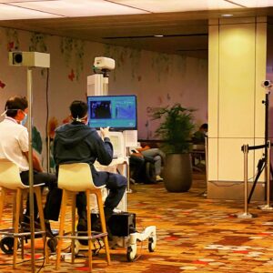 Sascha Lobo Instagram - Vor einem Jahr am Flughafen Singapur gab es bereits: 

- Automatische Temperaturmessung aller Passagiere (hier im Bild)
- Allgegenwart von OP-Masken (außer bei uns Europa-Leuten) 
- Abgetrennte Bereiche für Verdachtsfälle 
- Umfassende, digital verfügbare, mehrsprachige Infos, was man im Fall eines Corona-Verdachts tun solle 
- Gut erkennbare, sachkundige Ansprech-Personen zur weiteren Information 

Wir sprechen hier vom 9. und 10. Februar 2020, wohlgemerkt. Als man in Deutschland noch dachte, Zitat Bundesgesundheitsminister Jens Spahn: „Ein Mundschutz ist nicht notwendig, weil der Virus gar nicht über den Atem übertragbar ist.“ (Quelle: BILD-Interview vom 30. Jan. 2020) 

Ja, nun. 
Hinterher ist man immer klüger - 

aber warum war Singapur schon VORHER klüger? (Ich persönlich übrigens nicht, die Singapur-Cleverness färbt offensichtlich nicht ab.) Und warum dachte man in Europa so, so lange noch, man wüsste es besser als ein Dutzend asiatischer Staaten? 

Europa könnte vielleicht mal von der Nabel-der-Welt-Attitüde runterkommen. Gefälligst. 

#corona #covid_19 #singapur #eu #deutschland