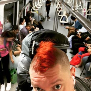 Sascha Lobo Instagram - In Singapur liegt der Anteil der Leute, die in der U-Bahn auf ihr Smartphone schauen, bei sehr vernünftigen 100%. Dort hat die Gesellschaft offenbar endlich eingesehen, dass der Mensch einfach nicht gemacht ist für screenlosen Nahverkehr. #singapur #ubahn #smartphone #digitalegesellschaft