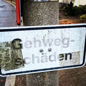 Sascha Lobo Instagram - „Gehwegschäden“ ist das Berlinste Schild überhaupt. 
Etwas ist kaputt, aber man repariert nichts, sondern macht den Defekt einfach dauerhaft amtlich. Und dieser Zustand hält dann einfach so lange an, bis das Schild selbst verblasst und auch die Erinnerung, dass richtige Städte ihre Bürgersteige in Stand halten. 
Wie eine schlechte Beschwörung „Geh weg, Schäden!“ - das ist das Berliner Verwaltungsvoodoo, Infrastruktur-Wu Wei. Genau das, was immer schmerzt, wenn irgendwelche Konservativen ihre knalldackligen Berlinhass-Artikel schreiben und natürlich aus einem Unterlegenheitsschmerz heraus alles falsch verstehen. Aber dieses eine stets gebrachte Argument, der erbärmliche Zustand von Berliner öffentlichen Gütern und Strukturen, da haben sie einen verdammten Punkt. 
Vielleicht einfach am BER ein Schild aufstellen „Flughafenschäden“?