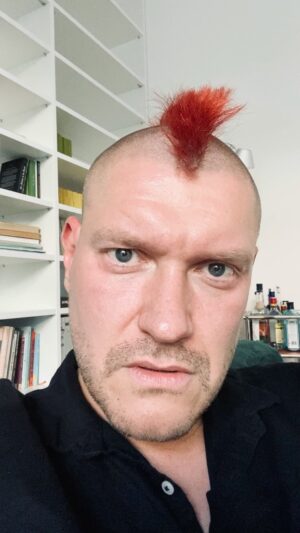 Sascha Lobo Instagram - Ab und zu ertappe ich mich leider auch selbst dabei, Wutsnob zu sein. 

#ichfragmich 
#wutsnob #corona #maskeauf #maske #kolumne #spiegel 

Mehr ab Mittwoch nachmittag auf spiegel.de