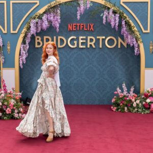 Sasha Alsberg Instagram - Wonder what Lady Whistledown will write about this night….#bridgertonnetflix @bridgertonnetflix #bridgerton #polin