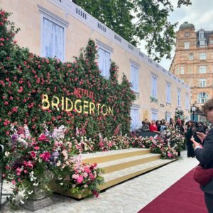 Sasha Alsberg Instagram - Wonder what Lady Whistledown will write about this night….#bridgertonnetflix @bridgertonnetflix #bridgerton #polin