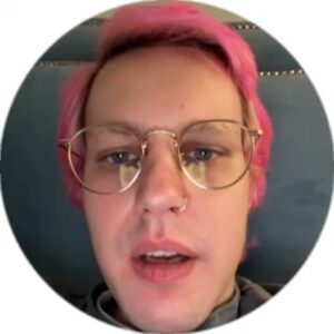 Sasha Kapadya Instagram - 2 марта был год как я с друзьями уехала из России. Я думаю, что за год я уже всё сказала и сделала, ради чего уезжала, так что добавить мне нечего… не жалею об отъезде ни секунды, хотя конечно жизнь в эмиграции это непросто. Всем желаю сил 🙏