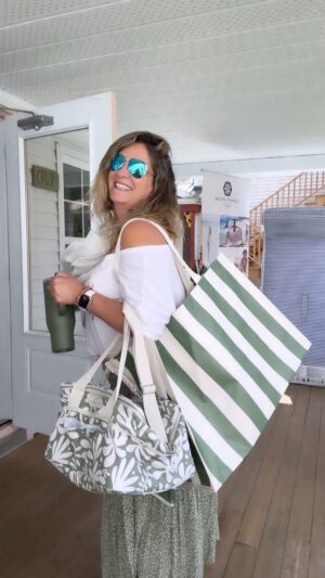 Saskia Thuot Instagram - Pour plusieurs c’est le début des vacances🎉☀️👙🫶🏻 ⛺️On a tout ce qu’il faut à la boutique pour en profiter tout plein! 

📍617 rue Shefford, Bromont 
@balmy_towels @tourismebromont @quebecenvacances #deco #design @labellepetiteplace @saskiathuot