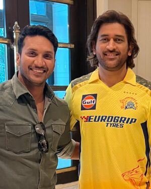 Sathish Krishnan Instagram - Sollitean sollitean action sollitean . Priceless and best fanboy moment .thanks to my director @akshay.sundher 🤗🤗. One of my best 9to6 call sheet. #csk #msdhoni #choreographerlife @mahi7781 love you sir