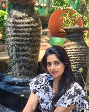 Sathya Devarajan Instagram - Sun-kissed and nature blissed ❤️🫶☮️🕊
.
.
#sathyadevarajan #actress #travel