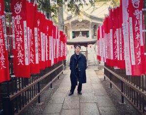 Satoshi Tsumabuki Instagram - #初詣

毎年恒例、作詞家小竹さんと初詣⛩️

おみくじ、今年は吉でした

初詣って７日までに行くものなんだね

知らなかった😳

今年もよろしくお願いします！

#豊川稲荷
#小竹正人

Our annual “First shrine visit of the New Year” with lyricist Odake-san.

I picked a fortune telling message, which read “Kichi” (good luck)

I didn't know that I had to visit New Year's visit by the 7th.

Wishing you all the best in the new year!

#hatsumode
#toyokawainari
#masatoodake