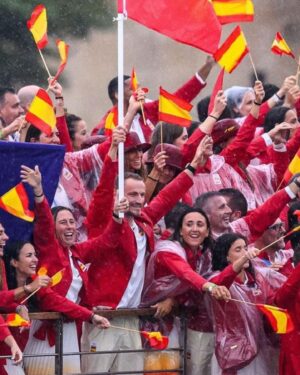 Saúl Craviotto Instagram - ¡El momento ha llegado! Ayer se inauguraron los Juegos Olímpicos de París 2024 y no puedo estar más ilusionado ☺️☺️☺️
Cada gota de sudor, cada sacrificio y cada sueño nos han traído hasta aquí. Este es el escenario donde los límites se rompen y los sueños se convierten en realidad. Gracias a todos por vuestro apoyo incondicional. ¡Vamos a dejarnos el alma equipo! 🇪🇸🇪🇸🇪🇸#París2024 #SueñoOlímpico #OrgulloYPasión