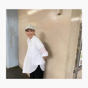 Sayaka Akimoto Instagram - 暑い！
さて、今年の夏も乗り切れるだろうか。
水分補給など、体調管理には気をつけて下さいね。

私は、ぼちぼちギアを入れていこうかなぁという感じです。
沢山の方のご厚意と配慮に支えられながらの、なんとか仕事と育児のペースを作っていけたら、という感じ。
それでも、とお声がけ下さる方々や、待ってくれている皆さんには感謝の気持ちしかありません。
これからも、変わらず種を蒔き、芽が出るのを待つ。
より貪欲に、より誇り高く、高みを目指して頑張ります。
まだまだ夢の途中！