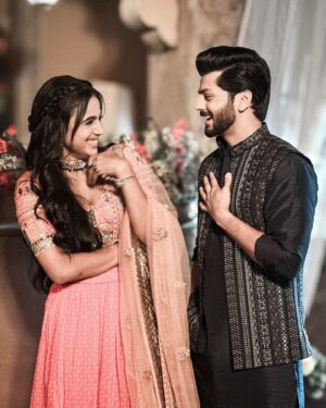 Sayali Salunkhe Instagram - Many tries, lots of laughs, and finally a picture we love! 😅✨ 
@sayli_s_salunkhe 
.
.
New promo coming soon!!
Watch | Pukaar : Dil se Dil takk | 8:30 PM | Mon-Fri
.
#BehindTheScenes #promoshoot #pukaardilsediltak #saylisalunkhe #abhisheknigam