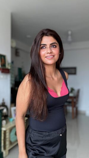 Sayantani Ghosh Instagram - 🔥 And you thought I will let go without grooving to the trend …
.
💃🔥❤️
#aasakooda #trending #asakooda #dancereels #lovedance #trendingreels #trendingnow #dance #hookstep #love