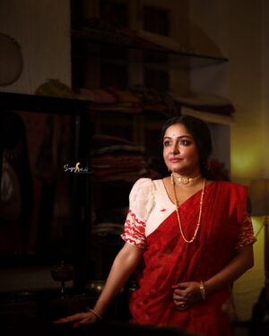Sayantani Guhathakurta Instagram - শুভ জন্মাষ্টমী 🙏🏻
May Lord Krishna’s blessings protect you and your family.❤️
#happyjanmashtami #harekrishna 

Outfit & styling - Sampurna Dey 
Mk up n hair - Suman Ganguly 
Click - Surja Mondal
Location - Bunaphile
@highlight