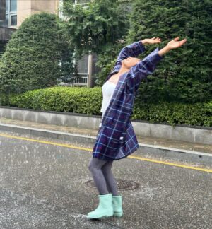 Sayuri Fujita Instagram - 어떻게 보일까 보다 어떻게 되고자 하는지에 집착하면  인생이 조금 더 선명하게 보이기 시작한다. 

If you focus more on what you want to become rather than how you might appear, life starts to become a bit clearer.
#freespirit #rain #TheShawshankRedemption
