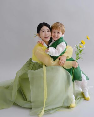 Sayuri Fujita Instagram - 꽃잎은 여러장이 겹쳐서 하나의 꽃이 된다. 지금하는 일에 가치를 찾지 못하더라도 겹겹이 쌓이면 당신이라는 꽃이 핀다. Flower petals overlap to form a single flower. Even if you can't find worth in what you are doing, your experiences add up layer by layer to form a flower called you. 花びらが何枚か重なり合って花をつくる。今の状況に価値を見出せなくても、それを重ねるうちに自分という花になる。Photo by @hnjw_studio ☘️#hanbok #한복