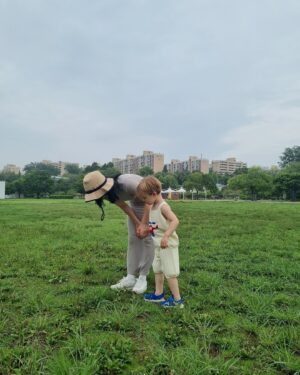Sayuri Fujita Instagram - 날개가 있으면 얼마나 좋을까 생각해는데, 땅바닥에 피우는 민들레를 보면서 역시 난 걷는것을 좋아. 역시 땅이 좋아. I think how nice it be to have wings, but I like looking at dandelions on the ground while I am walking... I like walking and I like the ground after all. 羽があって飛べたらどれだけいいか想像したけれど、土の中にいるたんぽぽ見たら、やっぱり歩くのいいな。土が好き。  #민들레#たんぽぽ