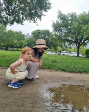 Sayuri Fujita Instagram - 날개가 있으면 얼마나 좋을까 생각해는데, 땅바닥에 피우는 민들레를 보면서 역시 난 걷는것을 좋아. 역시 땅이 좋아. I think how nice it be to have wings, but I like looking at dandelions on the ground while I am walking... I like walking and I like the ground after all. 羽があって飛べたらどれだけいいか想像したけれど、土の中にいるたんぽぽ見たら、やっぱり歩くのいいな。土が好き。  #민들레#たんぽぽ