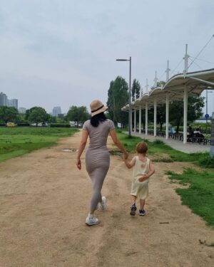 Sayuri Fujita Instagram - 날개가 있으면 얼마나 좋을까 생각해는데, 땅바닥에 피우는 민들레를 보면서 역시 난 걷는것을 좋아. 역시 땅이 좋아. I think how nice it be to have wings, but I like looking at dandelions on the ground while I am walking... I like walking and I like the ground after all. 羽があって飛べたらどれだけいいか想像したけれど、土の中にいるたんぽぽ見たら、やっぱり歩くのいいな。土が好き。  #민들레#たんぽぽ