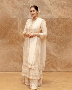 Sayyeshaa Saigal Instagram - Some more from this look cause I’m such a desi girl at heart. ❤️

Thank you @kiransa for the pictures! 🤗

#desigirl#indian#traditional#love#ootd#dressedup