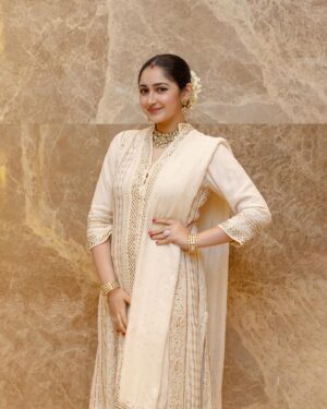 Sayyeshaa Saigal Instagram - Some more from this look cause I’m such a desi girl at heart. ❤️

Thank you @kiransa for the pictures! 🤗

#desigirl#indian#traditional#love#ootd#dressedup