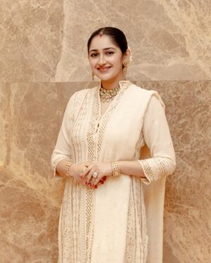 Sayyeshaa Saigal Instagram - Some more from this look cause I’m such a desi girl at heart. ❤️

Thank you @kiransa for the pictures! 🤗

#desigirl#indian#traditional#love#ootd#dressedup