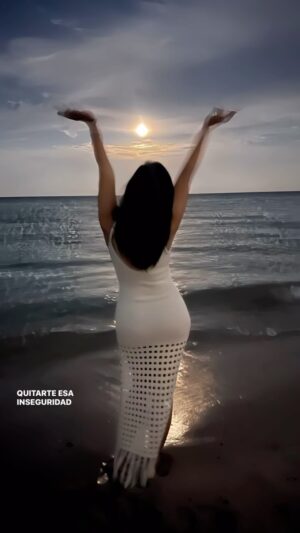 Scarlet Ortiz Instagram - La canción dice “… amarte es mi necesidad…” y siii es una necesidad amarNOS!! Amarnos muchooo!! Empezando por uno mismo y no confundir el amor propio con el ego y su EGOismo, y tal vez algún día logremos eso tan bello que alguien muy amado nos pidió 👉🏻 “Ama a tu prójimo como a ti mismo” y entonces logremos el milagro de La Paz! 
Anoche la Luna y Yo conversamos un buen rato…☺️🙌🏻💜🌕