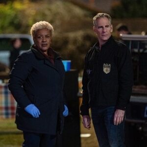 Scott Bakula Instagram - ‪With everything going on right now I hope we can offer an entertaining distraction on tonight’s new episode of @ncisnola on @cbstv 
@jaydschwartz @jdspr ‪ #sundaynights #NCISNOLA #CBS #TogetherAtHome #InThisTogether ‬