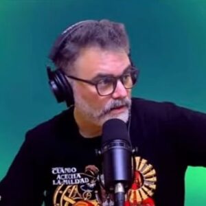 Sebastián De Caro Instagram - Hoy en @somosgelatina casaca de @bitebackoficial #cuandoacechalamaldad @demianrugna espero haber tirado más o menos bien la info!