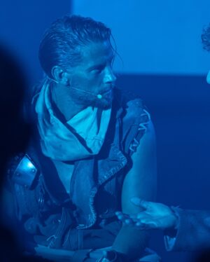 Sebastian Fabijański Instagram - Kilka zdjęć ze spektaklu pt. „Adam”, do którego napisałem scenariusz, który wyreżyserowałem i w którym zagrałem. Dziękuję za tak fantastyczny odbiór i tak pozytywne recenzje. Kolejne spektakle we wrześniu! Zdrówka.