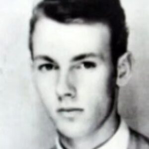Sebastián Ugarte Instagram - El 17 de agosto de 1962, Peter Fechter, un obrero de 18 años, fue asesinado al intentar huir por el Muro de Berlín sin ser asistido agonizo por 1 hora.  Su trágica historia inspiró la canción "Libre," un capítulo más de las historias de personas detrás de la división por la guerra fría.