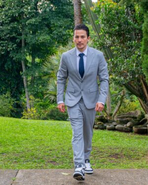 Sebastián Vega Instagram - 😁 LA ELEGANCIA 🤟🏻🎶

@valen8apardoux @doctoralauraochoapardoux @simonecalifano10