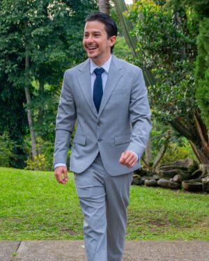 Sebastián Vega Instagram - 😁 LA ELEGANCIA 🤟🏻🎶

@valen8apardoux @doctoralauraochoapardoux @simonecalifano10