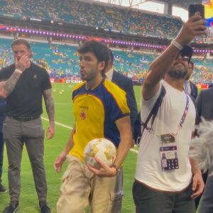 Sebastián Yatra Instagram - PRENDAN LA RADIO Y LA TELE QUE HOY JUEGA LA SELE 💛💛💛💙💙❤️❤️ yo sé que me excedí con la cantidad de videos, pero es que no es cualquier DOMINGO 🌤️✨✨✨✨🇨🇴🇨🇴🇨🇴🇨🇴 Cuánto queda el partido?!?!? Hagan pues sus apuestas!!!! 👇🏻👇🏻👇🏻👇🏻