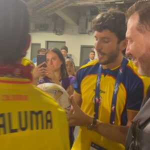 Sebastián Yatra Instagram - PRENDAN LA RADIO Y LA TELE QUE HOY JUEGA LA SELE 💛💛💛💙💙❤️❤️ yo sé que me excedí con la cantidad de videos, pero es que no es cualquier DOMINGO 🌤️✨✨✨✨🇨🇴🇨🇴🇨🇴🇨🇴 Cuánto queda el partido?!?!? Hagan pues sus apuestas!!!! 👇🏻👇🏻👇🏻👇🏻